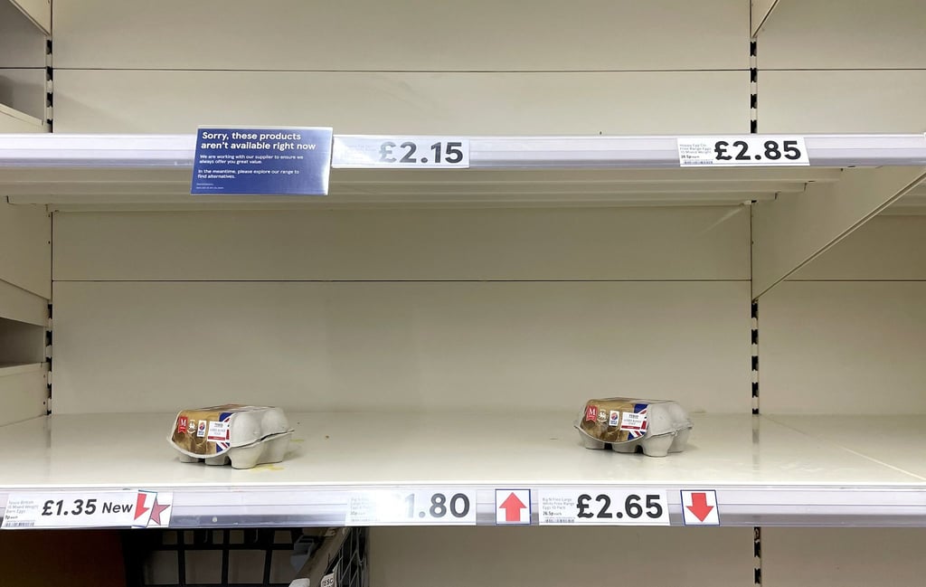 Übersichtliches Angebot im Eierregal einer Tesco-Filiale in Ashford. Tesco hat sich anderen Supermärkten angeschlossen und die Anzahl der Eierkartons, die Kunden kaufen können, begrenzt, da die Auswirkungen der steigenden Kosten und der Vogelgrippe weiterhin ihren Tribut fordern.
