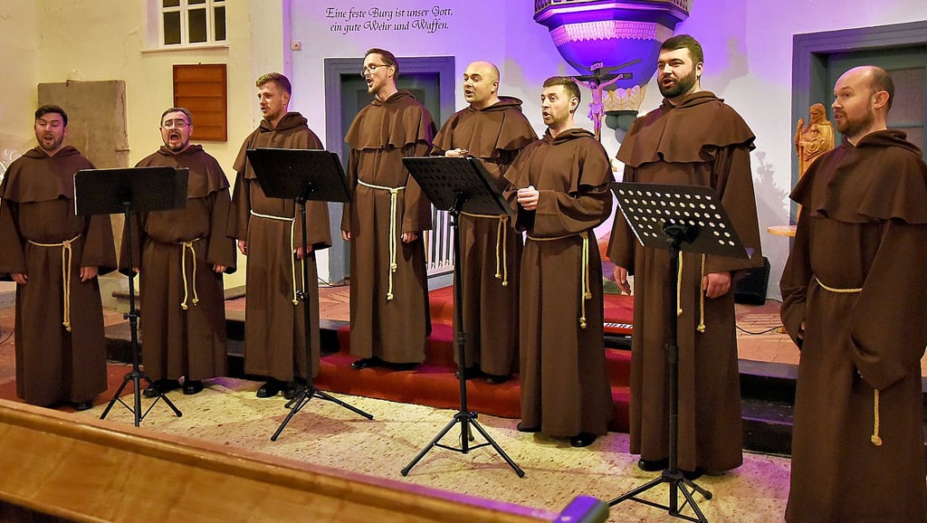 Die Gesänge der Gregorian Voices beim A-capella-Konzert Donnerstagabend in der Klötzer Kirche berühren die Herzen und Seelen der Zuhörer im Publikum.