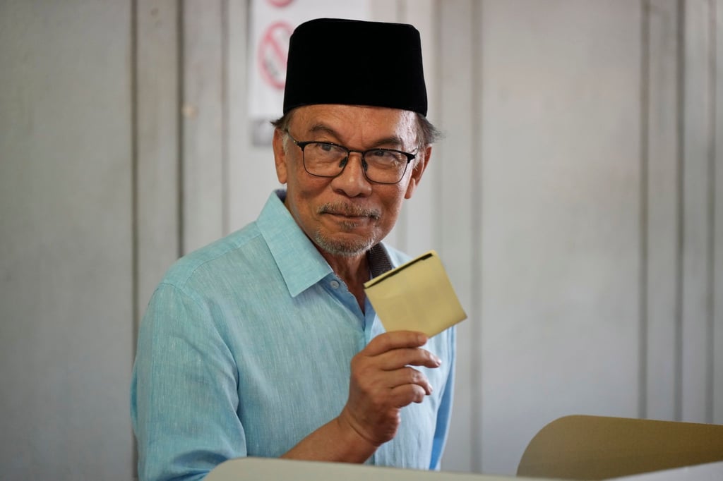 Anwar Ibrahim bei seiner Stimmabgabe in einem Wahllokal in Seberang Perai im malaysischen Bundesstaat Penang.