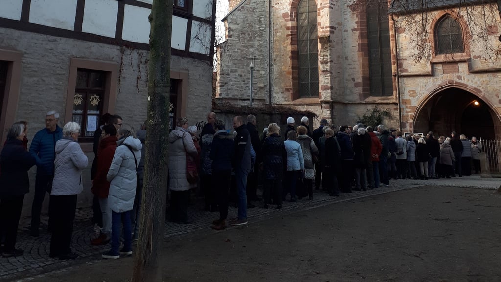 Warteschlange vor dem Konzert "Musik im Kerzenschein" im Dezember 2019 an der Kirche St. Jacobi in Sangerhausen.