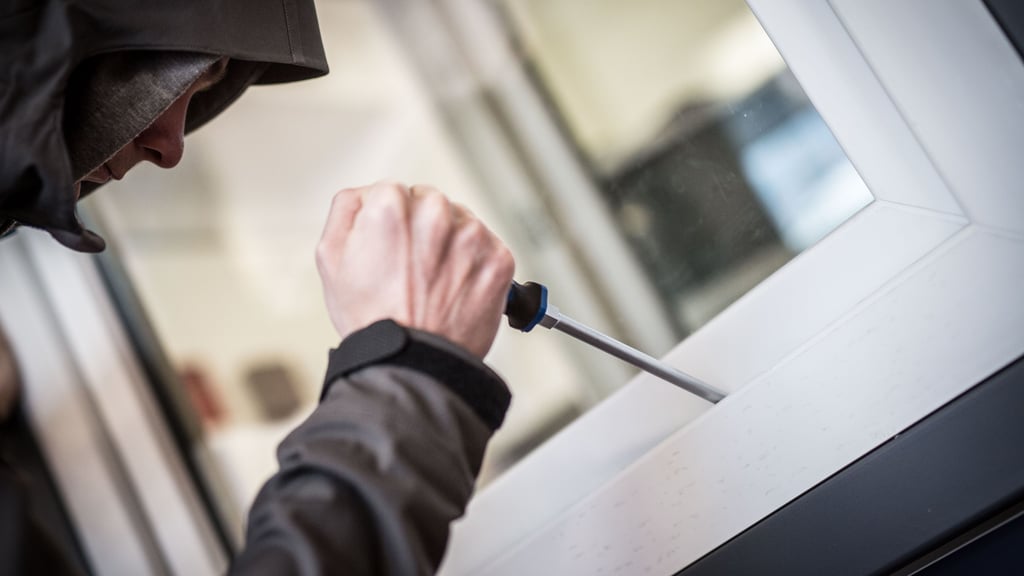 Einbrüche in Gartenlauben häufigen sich in Stendal. Die Täter steigen meist über Fenster ein.
