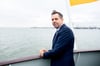 Olaf Lies (SPD), Wirtschaftsminister in Niedersachsen, steht auf einem Schiff.