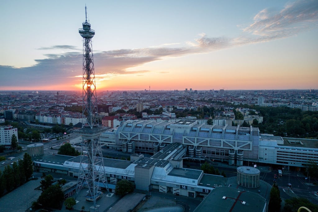 Der Berliner Funkturm und das ehemalige Internationale Congress Centrum bei Sonnenaufgang.