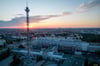 Der Berliner Funkturm und das ehemalige Internationale Congress Centrum bei Sonnenaufgang.