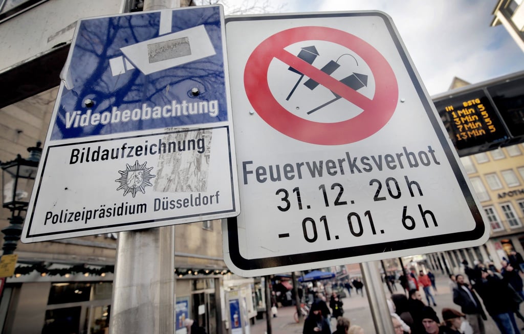 Hinweisschilder auf Videoüberwachung und Böllerverbot hängen am Zugang zur Altstadt in Düsseldorf.