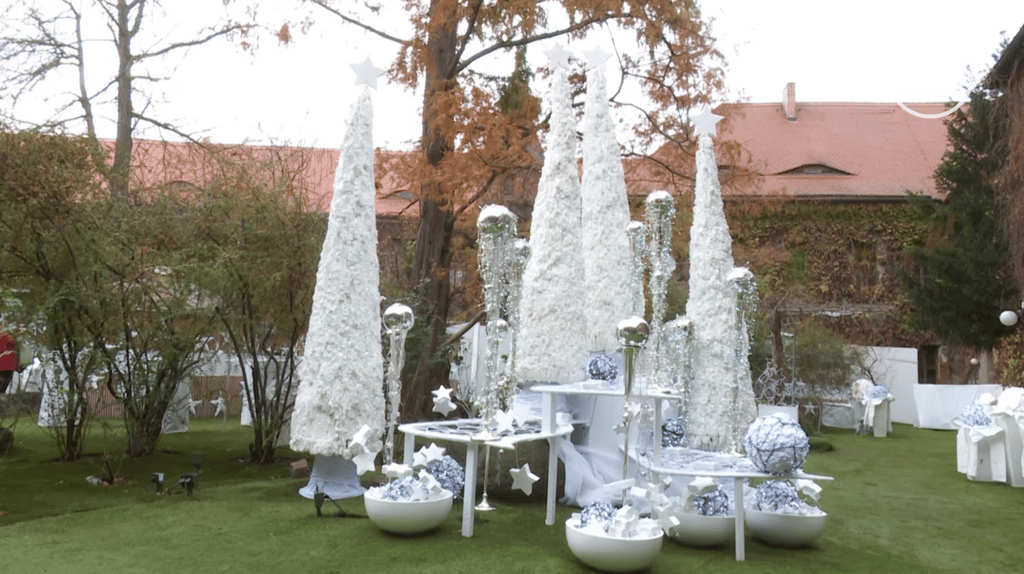 Die traditionelle Adventsausstellung im Innenhof der Neuen Residenz wurde eröffnet.