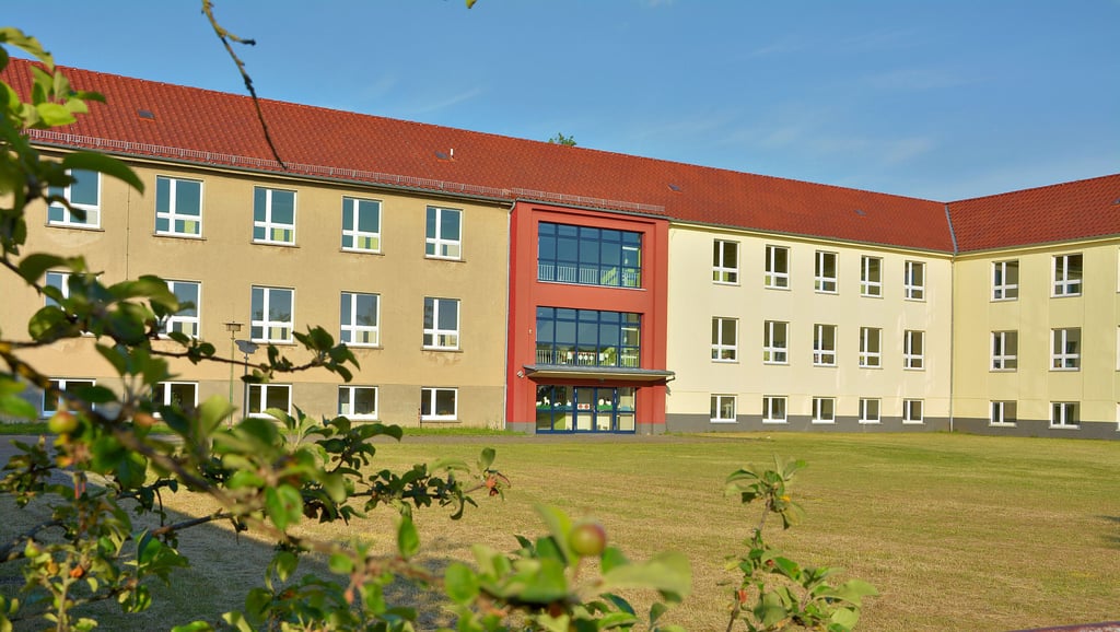 Vom Äußeren macht die Kunrauer Grundschule einen guten Eindruck. Allerdings sind im Inneren noch Sanierungsarbeiten notwendig, damit die jetzigen Kuseyer Grundschüler dort unterrichtet werden können. Geplant war der Umzug für Sommer 2023. Doch der Termin kann sich noch um ein Jahr verschieben.