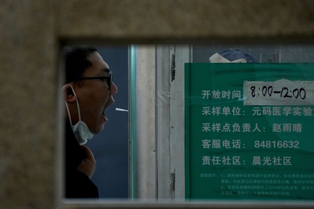 Ein Mann lässt sich in Peking auf das Coronavirus testen.
