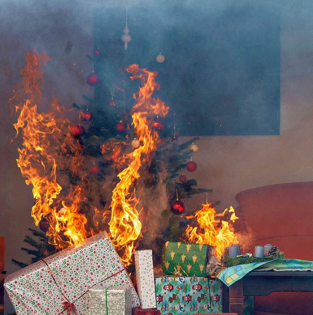 O du Fröhliche! Ein Weihnachtsbaum und Geschenke brennen lichterloh. Durch Unachtsamkeit kann es schnell im eigenen Wohnzimmer zu ähnlichen Situationen kommen.