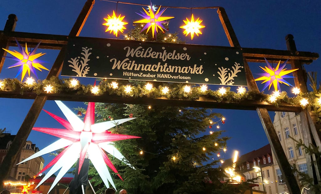 Ein Hingucker ist am Abend der Eingang des Weißenfelser Weihnachtsmarktes mit Tanne und einem riesigen Herrnhuter Stern.