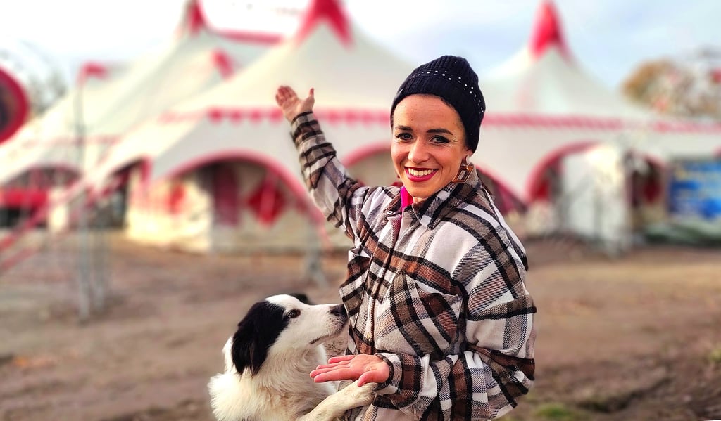 Zirkusdirektorin Alicia Spindler (24) und ihre Hündin Bailey vor dem Zirkuszelt der „Altmärker Weihnachtsshow“ auf dem Stendaler Schützenplatz