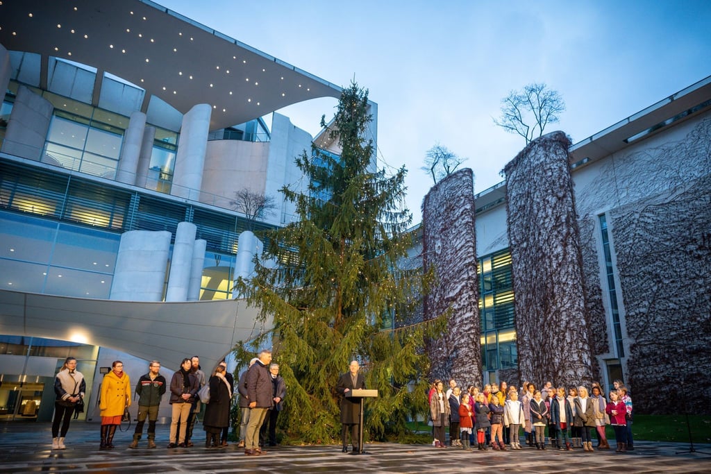 Bundeskanzler Olaf Scholz (SPD) hält eine Rede vor dem Weihnachtsbaum am Kanzleramt.