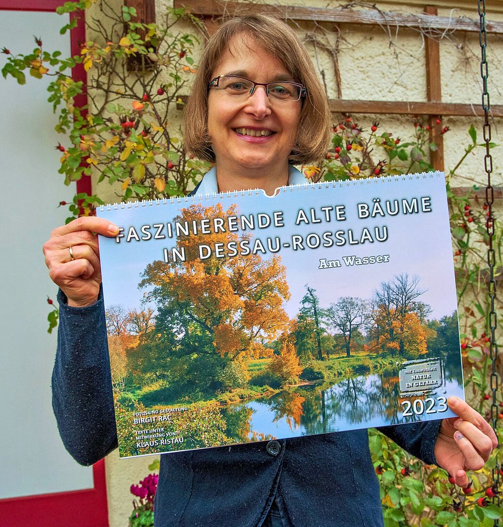Die Baumgutachterin Birgit Rac mit ihrem neuen Kalender „Bäume am Wasser“.