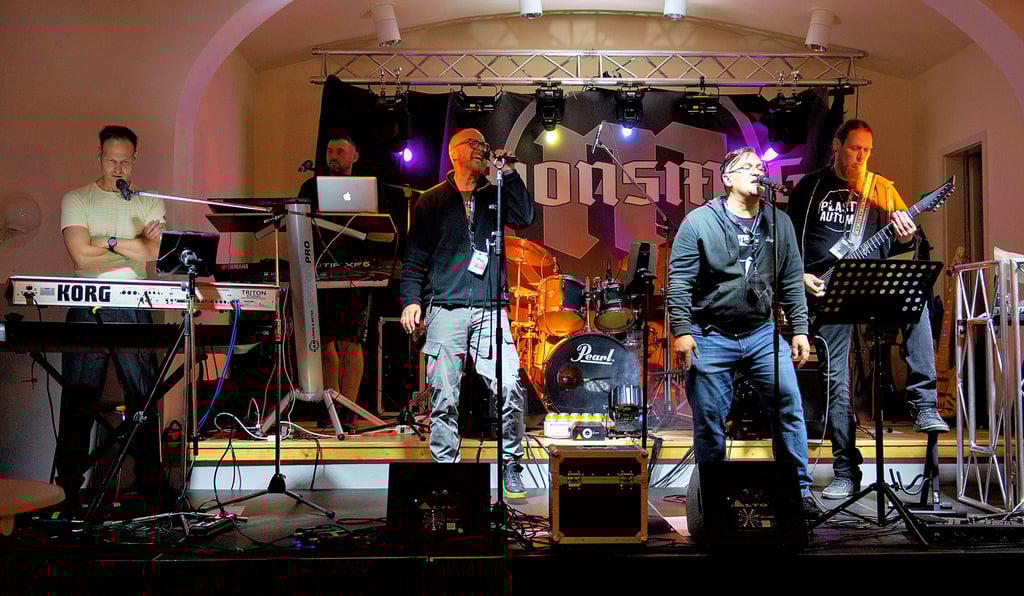 Die Band „Black Design“ mit Frontmann Dennis Storch (2.v.r.) bei ihrem Auftritt im Weißenfelser Bootshaus Ende Oktober