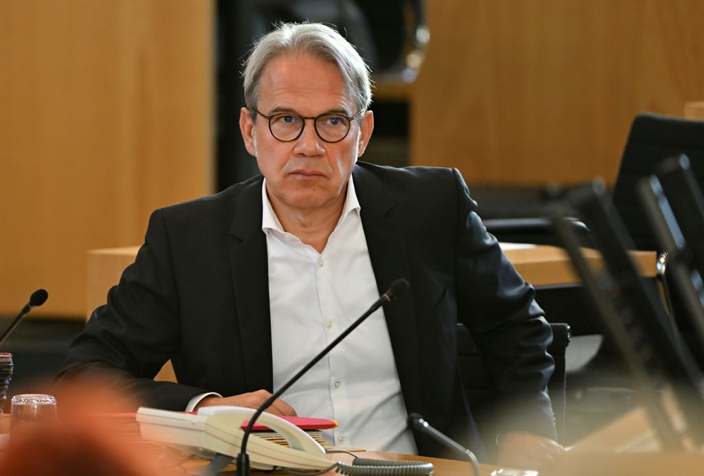 Georg Maier (SPD), Thüringens SPD-Chef und Innenminister, sitzt bei einer Landtagssitzung.