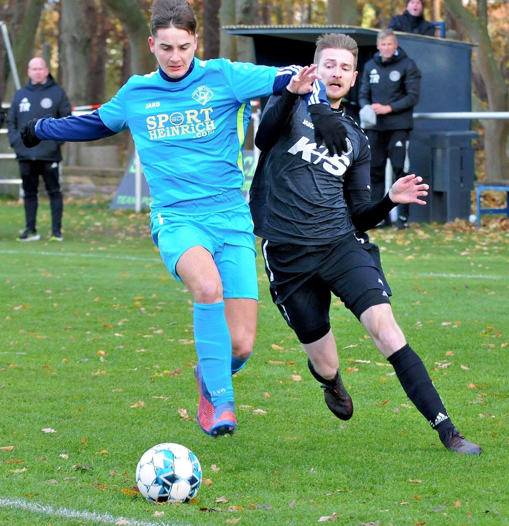 Janis Kämpfer (rechts) trifft mit Schönhausen auf die SG Letztlingen/Potzehne. Hannes Suppe spielt mit Post Stendal das Stadtderby bei Lok Stendal II.
