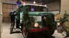 Der DDR-Lkw S4.000 wurde weihnachtlich geschmückt. Er führt am Samstag den „Esperstedter Glühwein-Express“ an. 