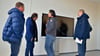 Frank-Günther Wedler (rechts) zeigt eine der vier interaktiven Tafeln der Käthe-Kollwitz-Schule. Schönebecks OB Bert Knoblauch (links), Baudezernent Guido Schmidt und Sven Ellert vom Amt für Wirtschaftsförderung schauen genau hin. 