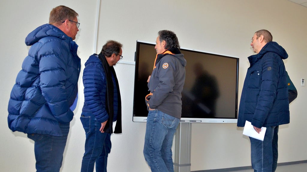 Frank-Günther Wedler (rechts) zeigt eine der vier interaktiven Tafeln der Käthe-Kollwitz-Schule. Schönebecks OB Bert Knoblauch (links), Baudezernent Guido Schmidt und Sven Ellert vom Amt für Wirtschaftsförderung schauen genau hin.