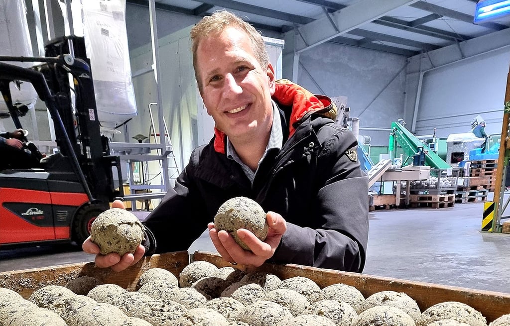 Die XXL-Variante der Knödel, die Lars Obernolte hier gerade präsentiert, ist wirklich ziemlich groß.