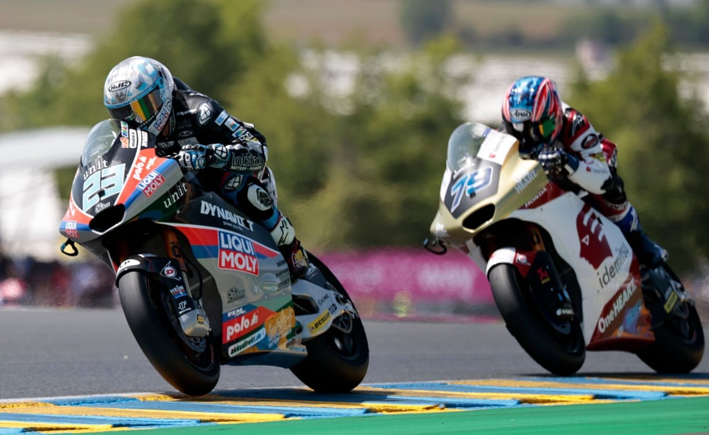 Marcel Schrötter (l) aus Deutschland vom Team Liqui Moly Intact GP.