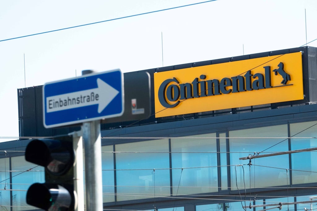 Das Continental Logo hängt an der Continental Zentrale hinter einem Einbahnstraßenschild.