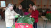 Im Apenburger Adventshaus wird alles für den Saisonstart am 1. Dezember vorbereitet. Frauen des Ortes halfen wie in jedem Jahr beim Wickeln der Kränze aus Tannenzweigen.