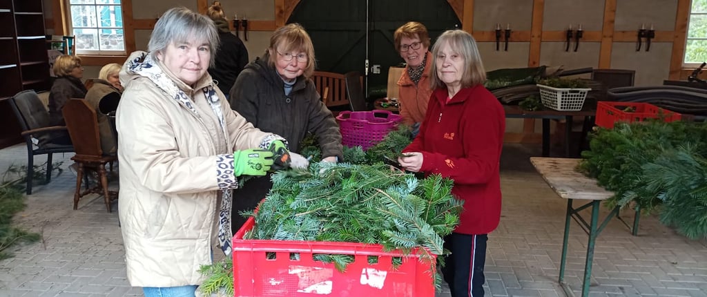 Im Apenburger Adventshaus wird alles für den Saisonstart am 1. Dezember vorbereitet. Frauen des Ortes halfen wie in jedem Jahr beim Wickeln der Kränze aus Tannenzweigen.