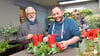 Thorsten Wösthaus (r.) ließ sich beim Gestalten eines Adventsgestecks über die Schulter sehen. Zusammen mit seinem Mann Torsten Schulze betreibt er die Blumenwerkstatt Tulpe im Zerbster Ankuhn.