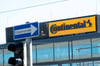 Das Continental Logo hängt an der Continental Zentrale hinter einem Einbahnstraßenschild.