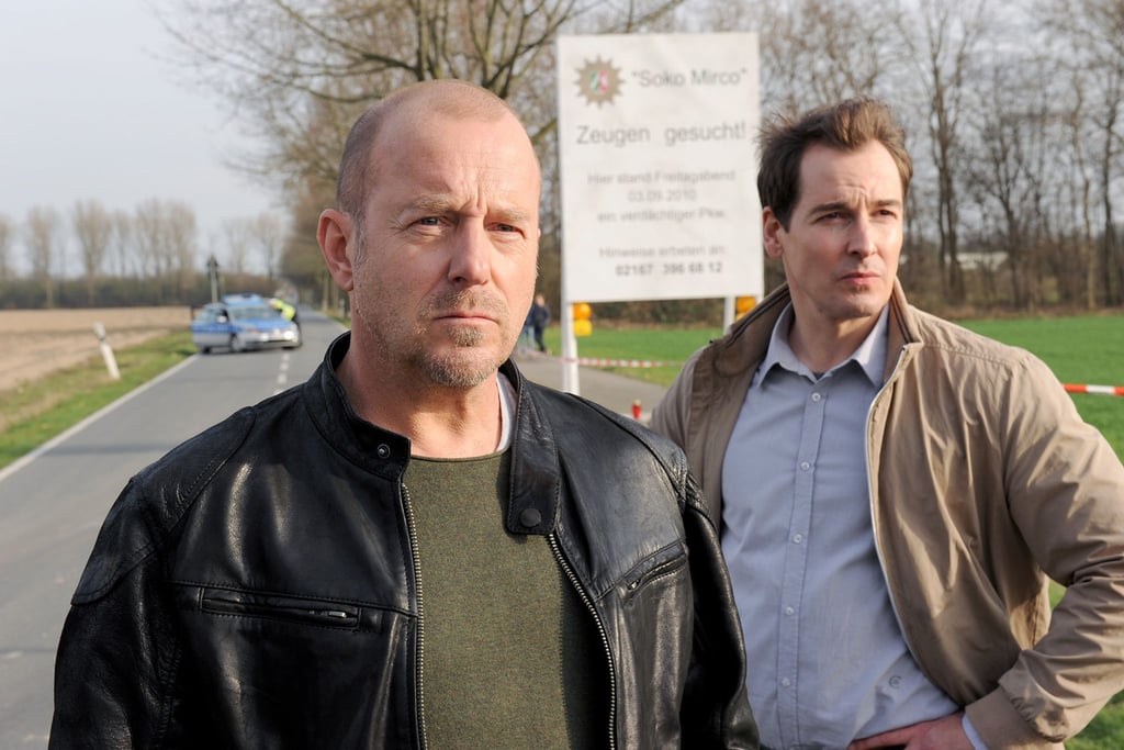 Ingo Thiel (Heino Ferch, l) und Mario Eckartz (Felix Kramer) suchen Zeugen, die etwas gesehen haben.