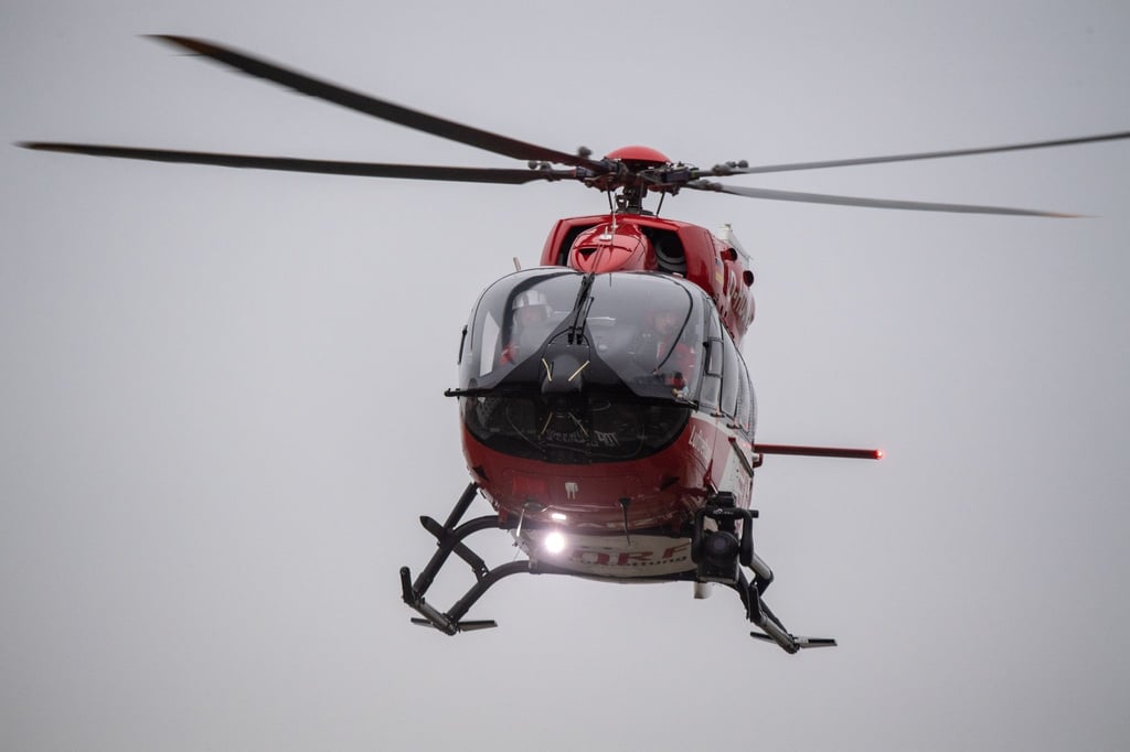 Ein Rettungshubschrauber fliegt über den Flugplatz eines Krankenhauses.