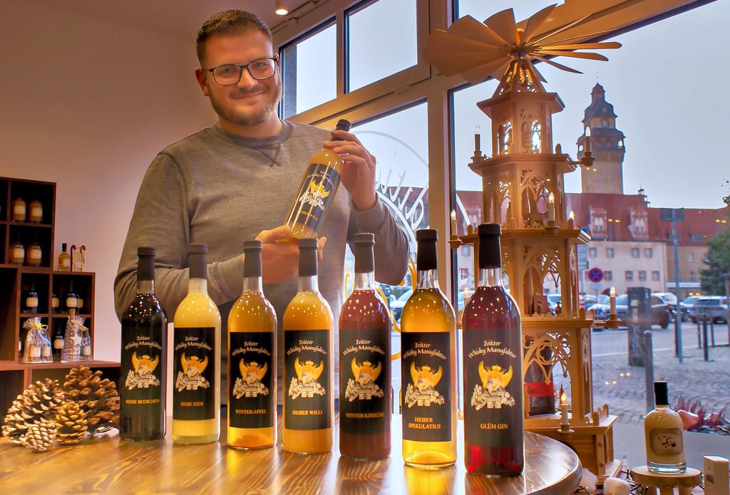 Adventszeit ist in diesem Jahr auch „Zeitzer Glühwein“-Zeit. Daniel Rost und sein Team von der Zeitzer Whisky-Manufaktur haben sich etwas Besonderes einfallen lassen: Es gibt den ersten Glühwein, gebraut und abgefüllt in Zeitz. Und wie man es nicht anders aus der Manufaktur kennt, haben sie gleich sieben verschiedene Sorten kreiert. Vom Eierpunsch bis zum Glühgin ist für jeden Geschmack etwas dabei. Noch einen Tipp von gibt es von Constantin Honisch (Foto), Marketingleiter der Whisky-Manufaktur: „Den Glühwein nicht kochen, sonst verschwindet der Spaß.“