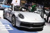 Auf dem Genfer Autosalon wird ein Porsche 911 Cabriolet präsentiert.