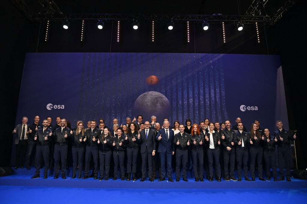 Die Teilnehmer und Teilnehmerinnen stehen auf dem Esa-Ministerratstreffen für ein Gruppenfoto zusammen. Die europäische Raumfahrtagentur Esa erhält ein deutlich erhöhtes Drei-Jahres-Budget in Höhe von 16,9 Milliarden Euro.