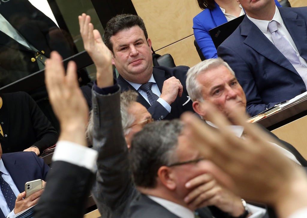 Bundesarbeitsminister Hubertus Heil verfolgt während der Bundesratssitzung die Abstimmung zum Bürgergeld.