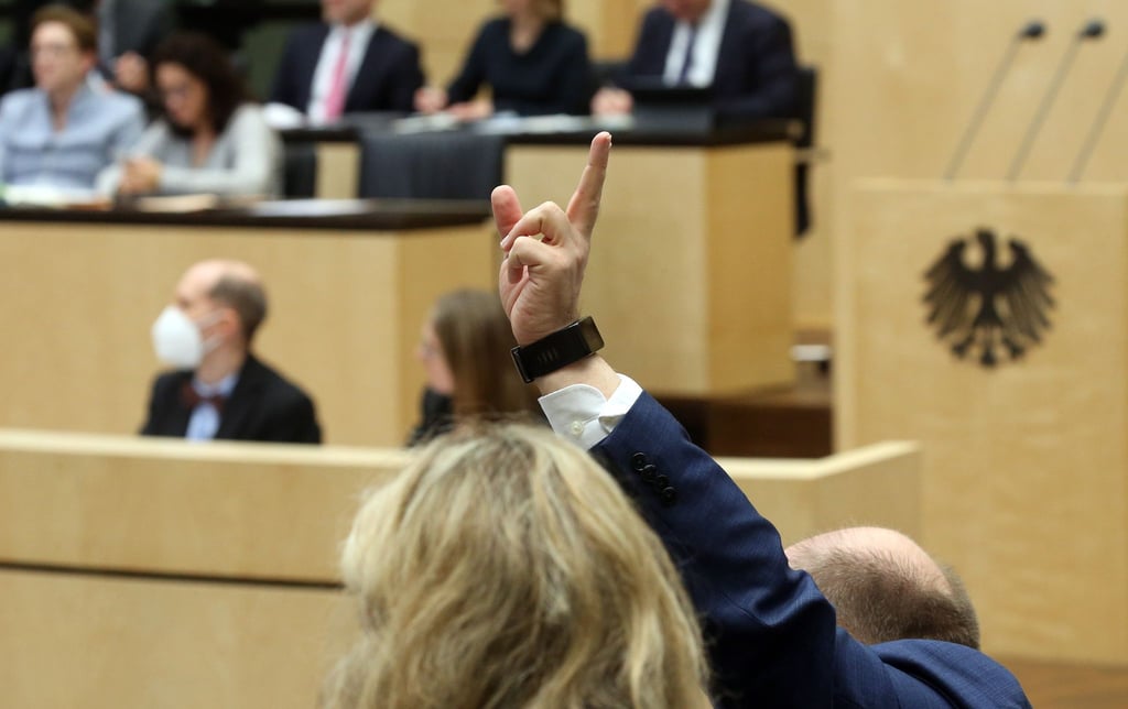 Abgeordnete der Länder während der Abstimmung im Bundesrat.