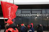 Beschäftigte der IG Metall bei einem Warnstreik vor dem Mercedes-Benz Werk in Berlin.