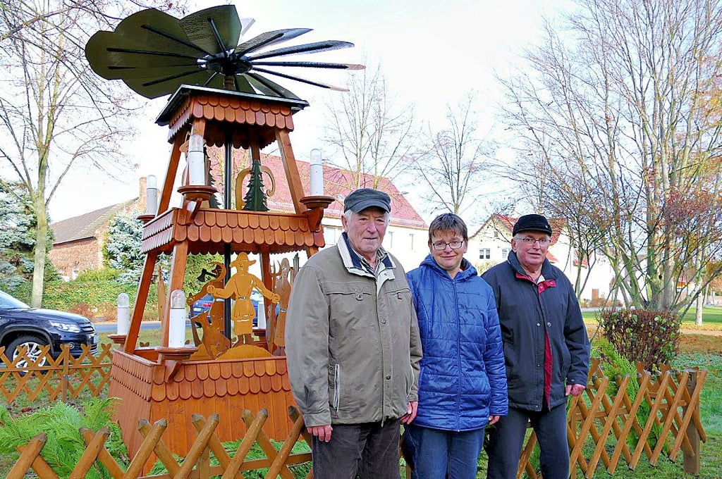 Martin Hinze, Birgitt Jöricke und Martin Günter haben die fast vier Meter hohe Pyramide in Axien wieder aufgestellt.