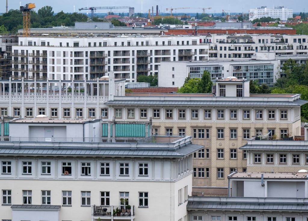 Wohnhäuser in der Bundeshauptstad: Das Gesetz soll Vermieter zu energetischen Sanierungen anregen. Mietern soll es einen Anreiz zu energieeffizientem Heiz-Verhalten geben.