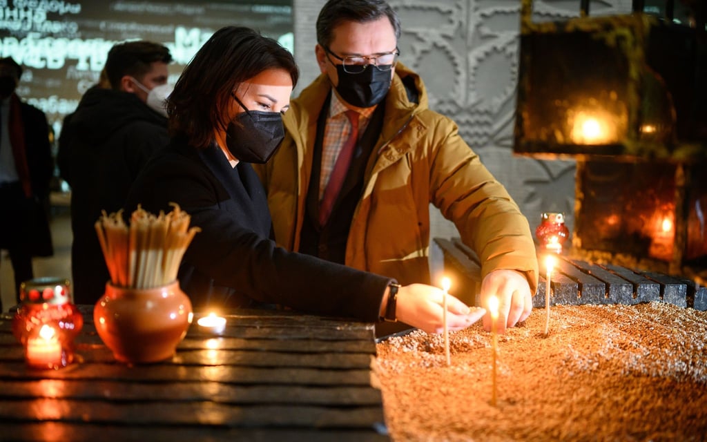 Bundesaußenministerin Annalena Baerbock (l.) gedenkt zusammen mit dem ukrainischen Außenminister Dmytro Kuleba „Holodomor“-Opfer (Archivbild).