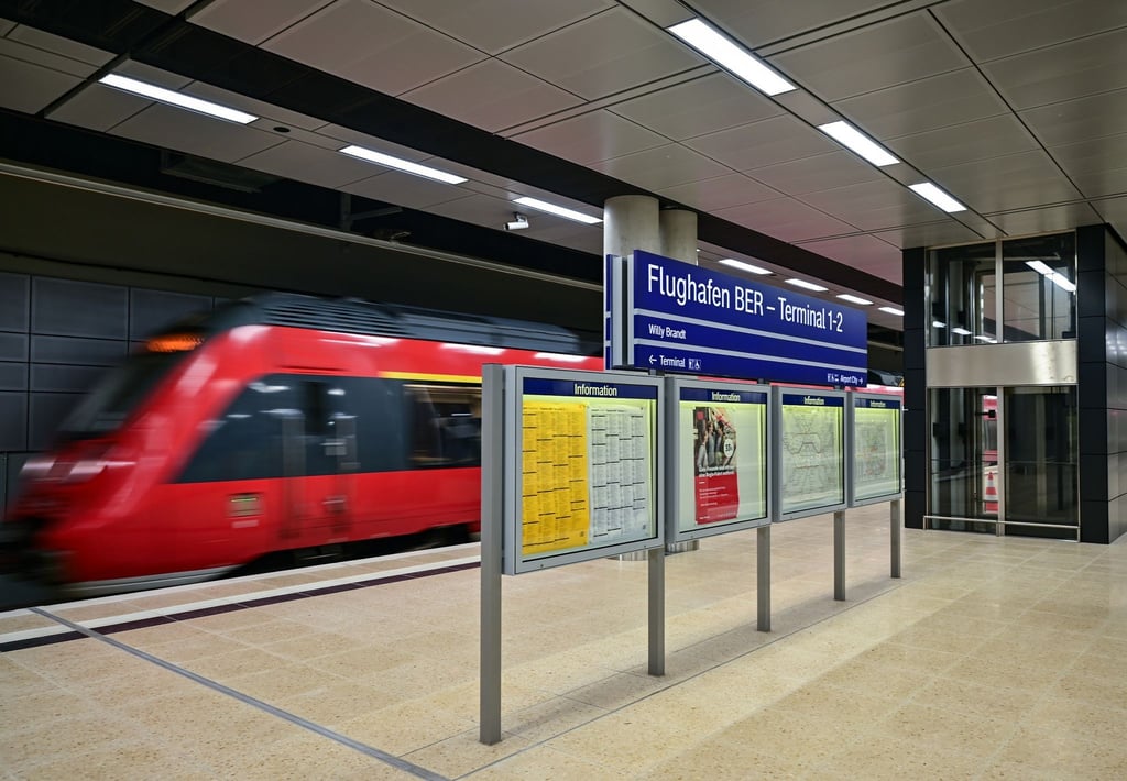 Ein Zug der Deutschen Bahn fährt in den Bahnhof unter dem Terminal 1 vom Hauptstadtflughafen Berlin Brandenburg „Willy Brandt“ (BER).