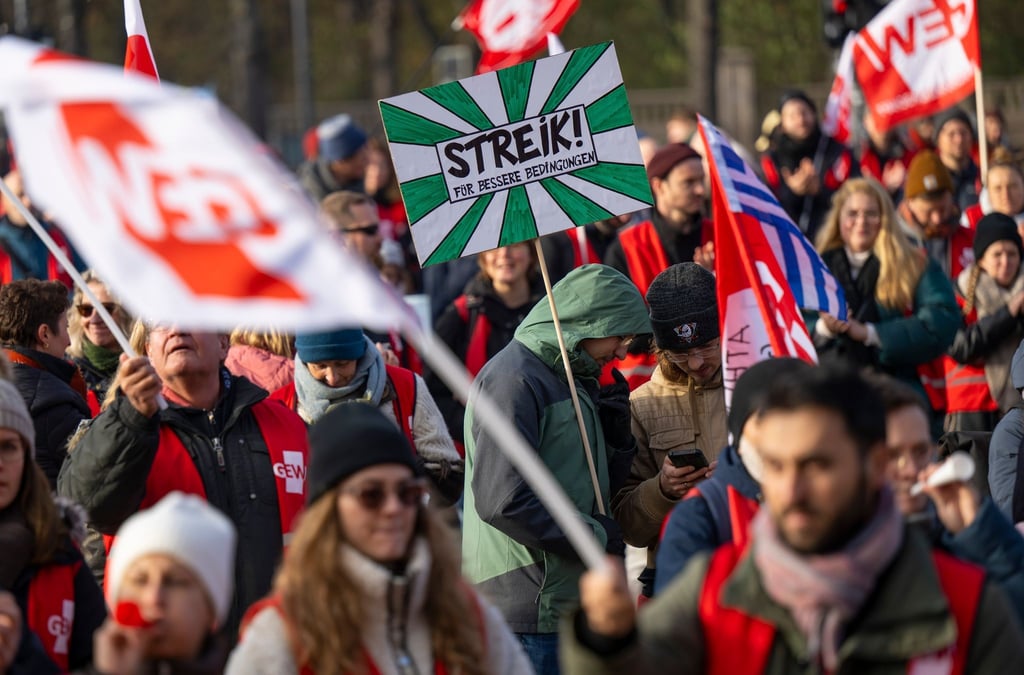 Teilnehmende der Demonstration der Gewerkschaft Erziehung und Wissenschaft (GEW) bei der Kundgebung vor dem Brandenburger Tor.