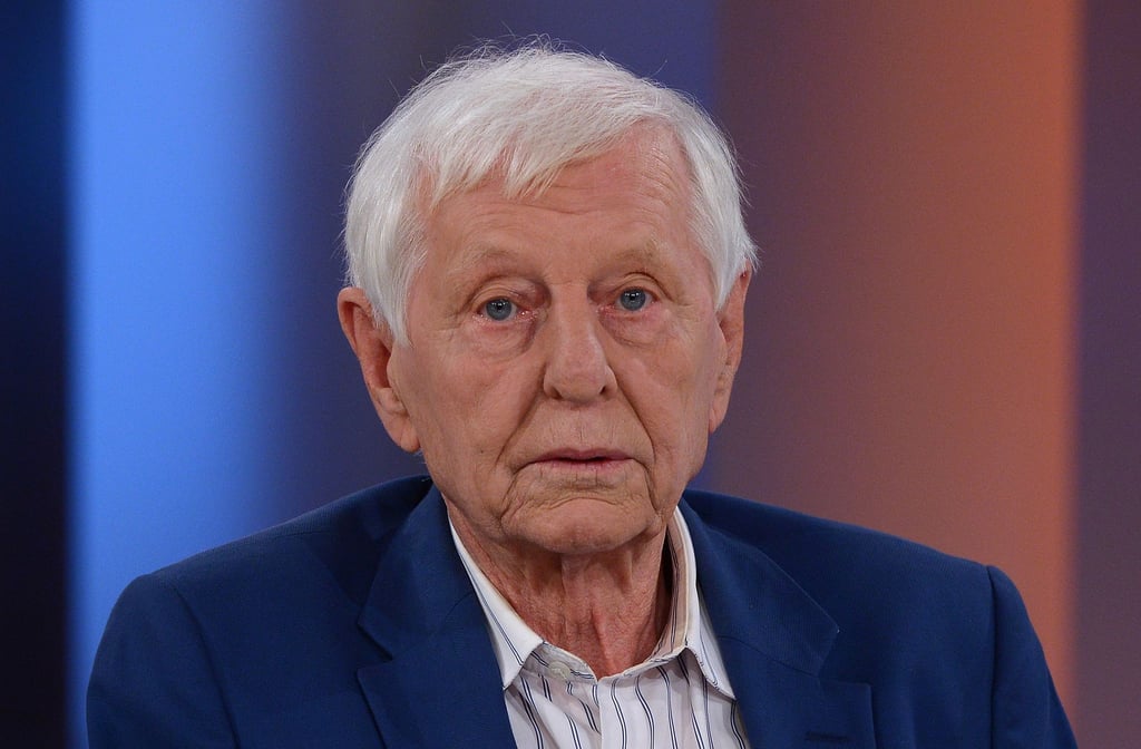 Der Schriftsteller Hans Magnus Enzensberger sitzt kurz vor der Aufzeichnung der Talkshow „Beckmann“ im Fernsehstudio in Hamburg.