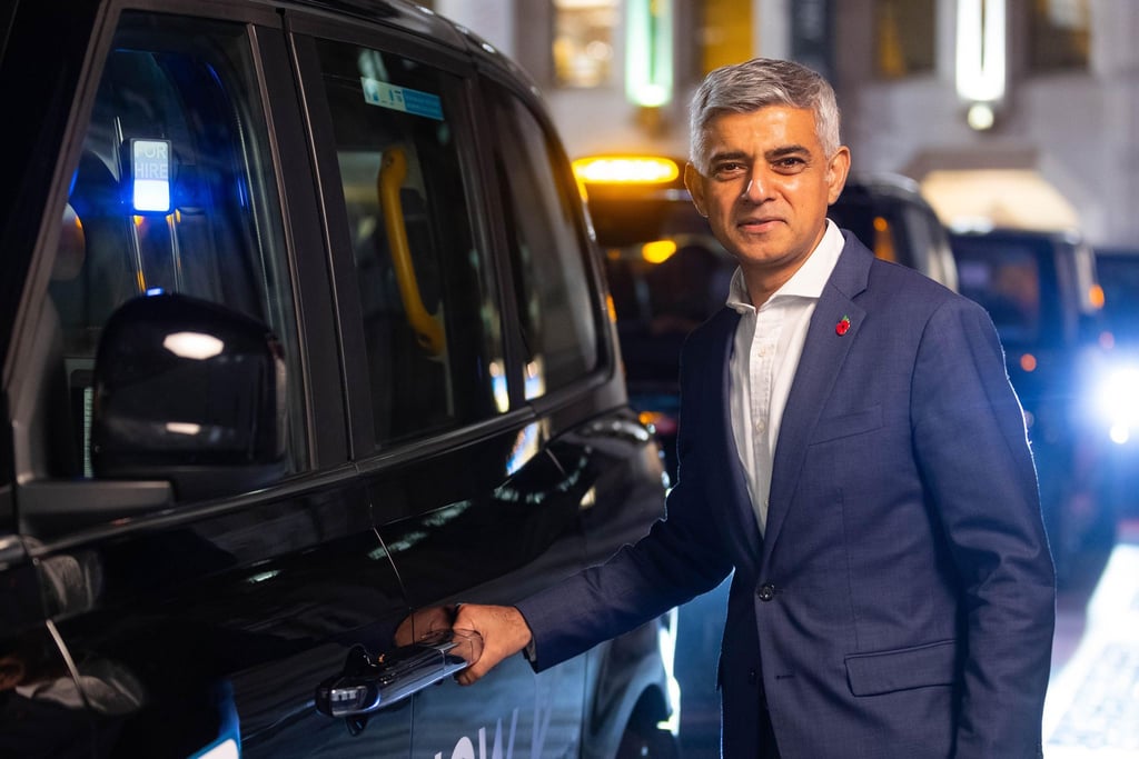 Sadiq Khan, Bürgermeister von London, fährt von einem Empfang im Vorfeld der UN-Klimakonferenz Cop26 in einem elektrischen Taxi ab.