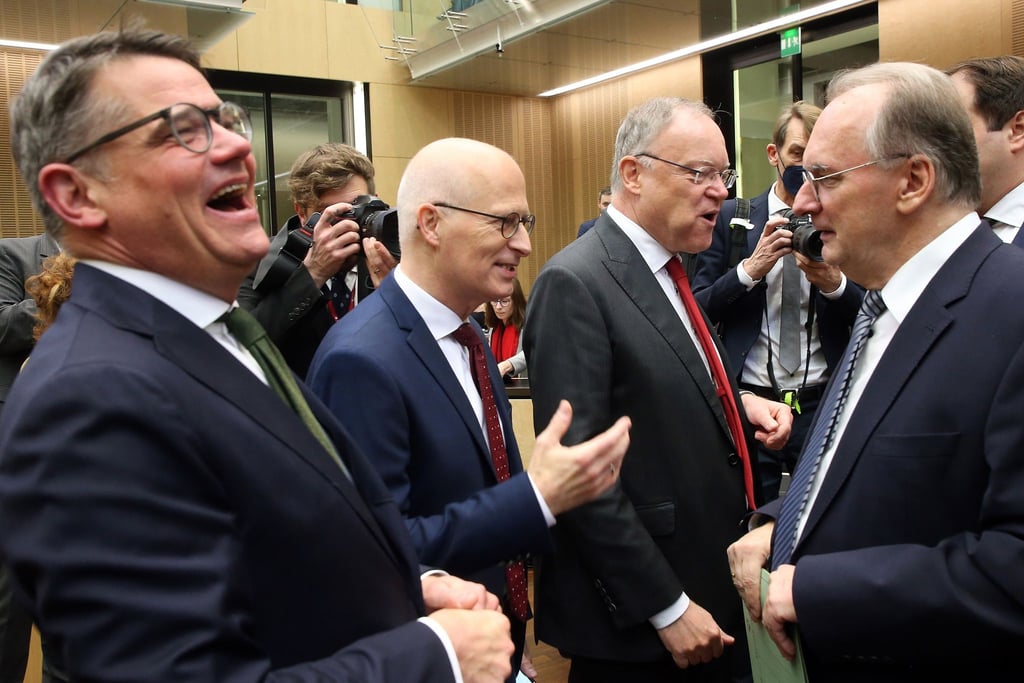 Boris Rhein (CDU l-r), Ministerpräsident in Hessen, Peter Tschentscher (SPD), neuer Bundesratspräsident und Erster Bürgermeister und Präsident des Senats der Freien und Hansestadt Hamburg, Stephan Weil (SPD), Ministerpräsident in Niedersachsen, und Reiner Haseloff (CDU), Ministerpräsident in Sachsen-Anhalt, unterhalten sich zu Beginn der Bundesratssitzung.