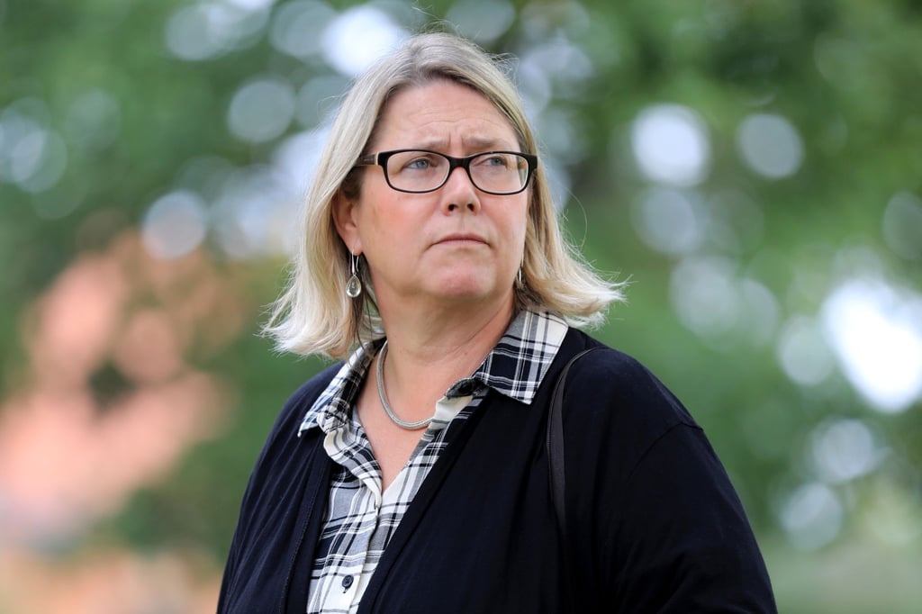 Susi Möbbeck, Staatssekretärin im Ministerium für Arbeit, Soziales, Gesundheit und Gleichstellung posiert.