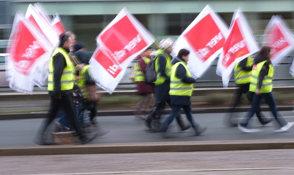 Etwa 200 Beschäftigte des Online- Versandhandels Amazon protestierten in Leipzig für bessere Arbeitsbedingungen sowie angemessene Bezahlung.