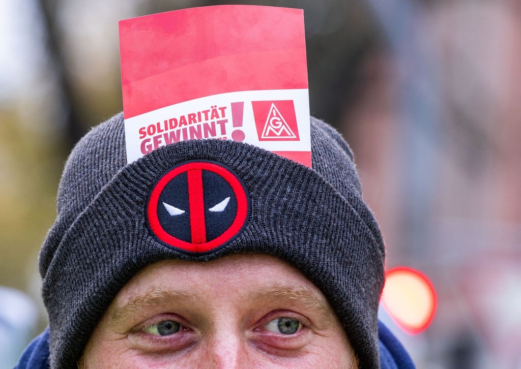 Ein Beschäftiger aus einem Metallbetrieb bei einer Demonstration für höhere Löhne.