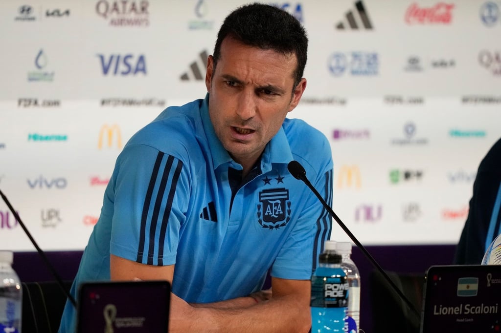 Argentiniens Trainer Lionel Scaloni bei der Pressekonferenz.